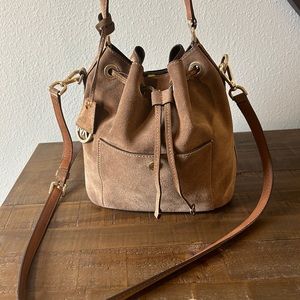 Michael Kors Bucket bag. Can be a shoulder bag or a crossbody.
